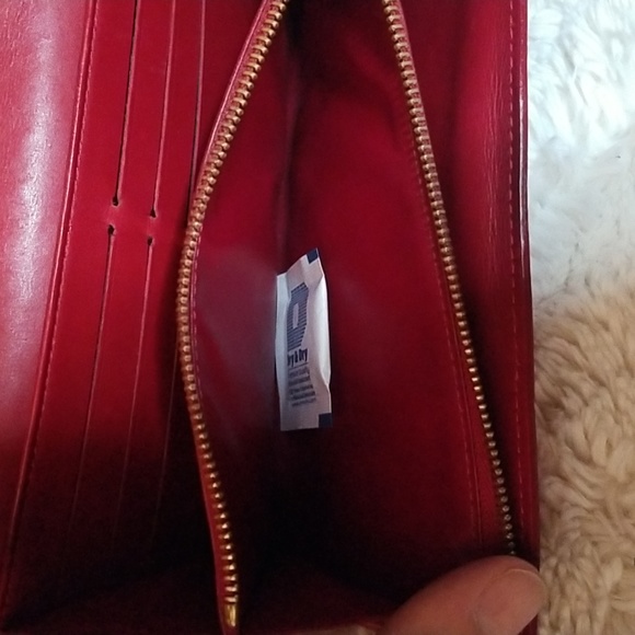 LOUIS VUITTON RED VERNIS MONOGRAM SARAH WALLET - Picture 11 of 11
